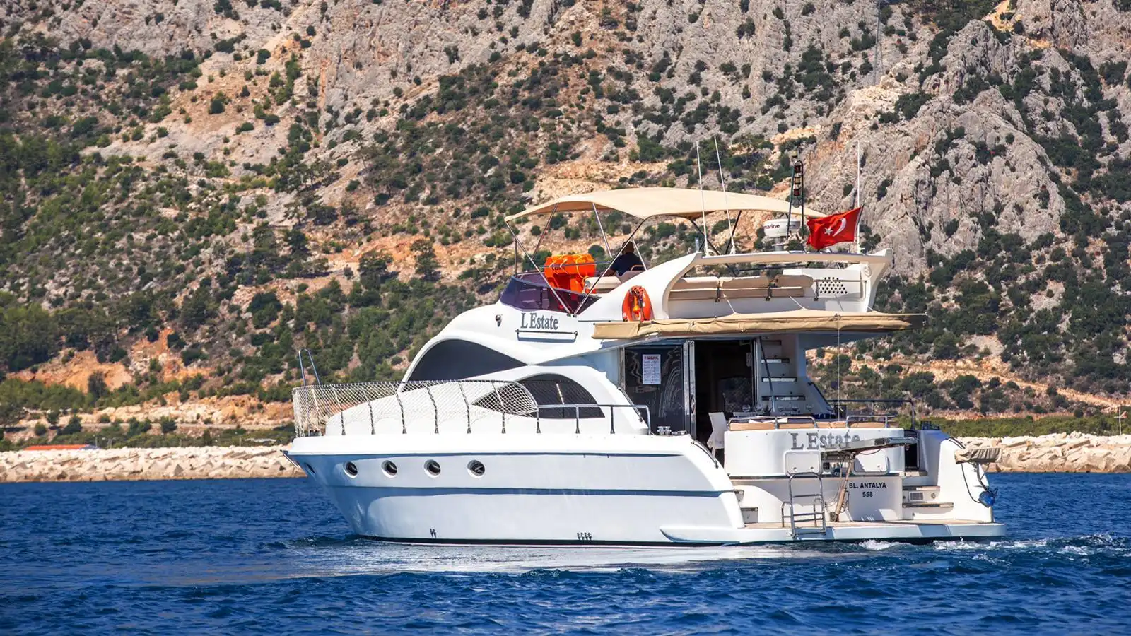 L ESTATE YACHT